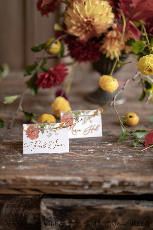 PLACE CARDS / TABLE CARDS Boho Eleganz Bold Linie Romantische Herbsthochzeitsplatzkarten mit goldener Schnur, zarte florale Grafik, modernes Design von Hochzeitsnamensschildern, einzigartige Hochzeitsstationery, herbstliche Platzkarten.