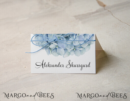 PLACE CARDS / TABLE CARDS Boho Eleganz Bold Linie Zarte weiße Hochzeitstischkarten mit blauer Schnur, elegantes staubiges blaues Blumenmuster, moderne Designhochzeitsnamensschilder, Hortensie benutzerdefinierte Gästennamenskarten.
