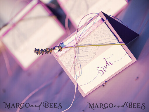 PLACE CARDS / TABLE CARDS Spitze Romantische Spitzen-lila Hochzeitsplatzkarten mit lila Schnur, elegante Lavendel-Namensschilder, ivorene Schreibwaren mit lila individuell gestalteten Texten für Ihre Hochzeitsstühle.