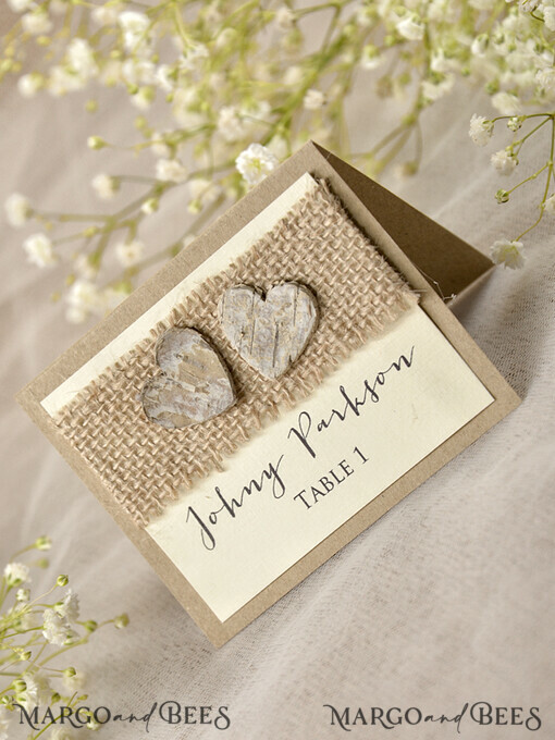 PLACE CARDS / TABLE CARDS Rustikale Eco-Hochzeitsplatzkarten Rustikale Elfenbein-Hochzeitsplatzkarten, natürliche Jute mit Birkenherz, Holzherz-Dekor, elegante schwarze Druckschrift, zarte Hochzeitsstationery, rustikale Begleitkarten
