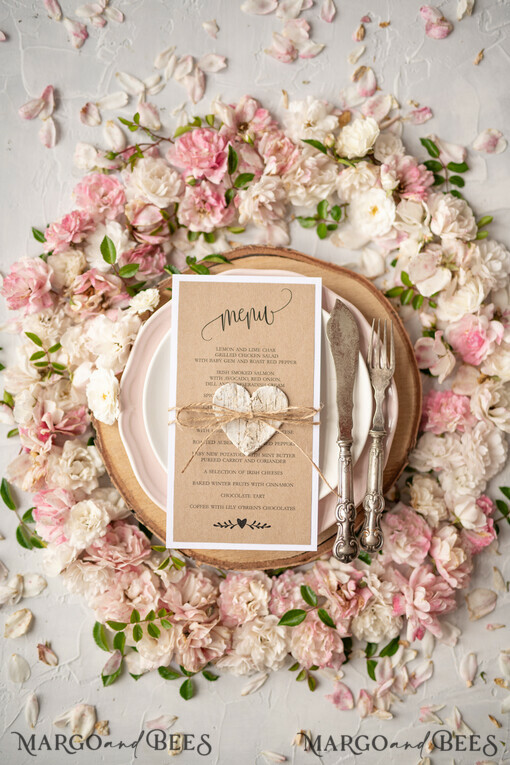 MENU & PROGRAMS rustikal Rustikales Hochzeitsmenü mit Jute-Schnur, Hochzeitsdinner-Menü im Scheunenstil, öko-romantische personalisierte Karten mit Holzherz, Holzherz Kraft Hochzeitsmenü, einfaches rustikales Hochzeitsmenü, elegante braune Hochzeitsmenü-Karten.