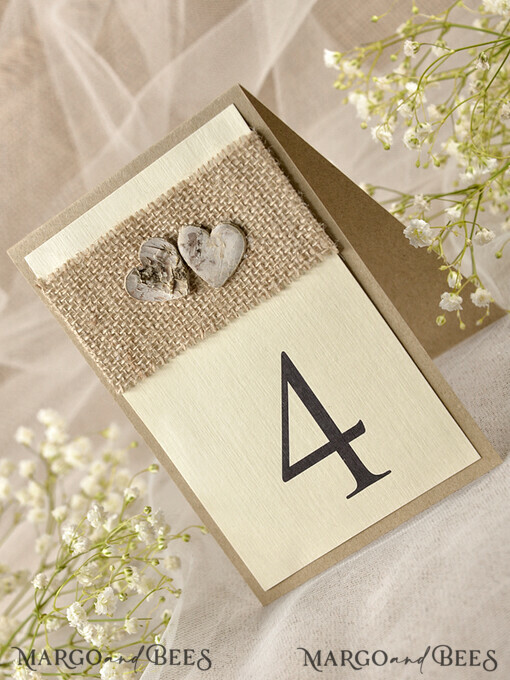 TABLE DECOR SIGNS Holz Eco Rustikale Tischnummern Rustikale Hochzeits Tischkarten mit Jute und Holzherzen, Scheunenhochzeit Tischkarten, elegante, umweltfreundliche, romantische personalisierte Karten, einfache rustikale Hochzeits Tischdekoration.