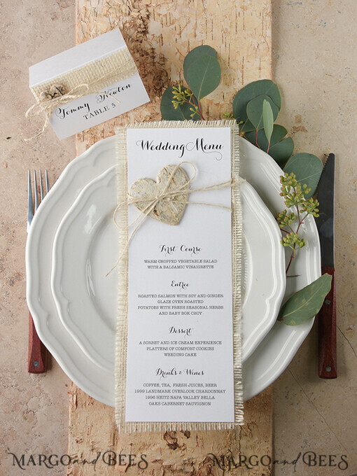 MENU & PROGRAMS rustikal und Spitze Minimalistische weiße Hochzeitsmenüs, elegante rustikale Hochzeitsmenükarten, ästhetisches Hochzeitsdinner-Menü mit Holzherz, modernes Hochzeitsmenü, zartes klassisches Hochzeitsmenü.