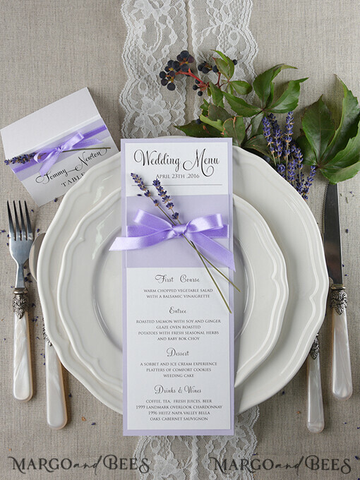 MENU & PROGRAMS rustikal und Spitze Zartes Flieder-Hochzeitsmenü, elegante Hochzeitsmenüs mit Lavendel, minimalistische lilafarbene Hochzeitsmenükarten, moderne Dinnerkarte für die Hochzeit.