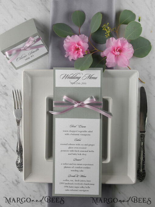 MENU & PROGRAMS rustikal und Spitze Romantisches graues Hochzeitsmenü, elegante Menükarte mit rosa Schleife, modernes Shabby Chic Hochzeitsdinner-Menü, einfaches romantisches handgemachtes minimalistisches Hochzeitsmenü