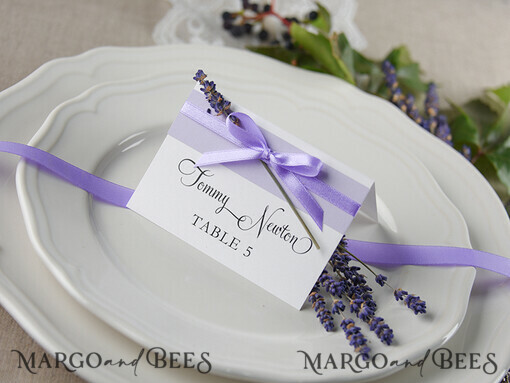 PLACE CARDS / TABLE CARDS rustikal und Spitze Romantische Lavendel-Hochzeitsplatzkarten, Flieder-Name Tags, Lavendelband Schleife, elegante Hochzeitsstationery, rustikale Escort-Karten mit getrocknetem Lavendel, bearbeitbarer Text