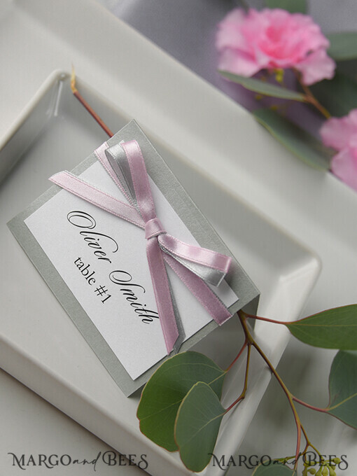 PLACE CARDS / TABLE CARDS rustikal und Spitze Romantische graue Hochzeitsplatzkarten, graue Namensschilder mit grauem und rosa Schleifenband, elegante Hochzeitsstationery, rustikale Platzkarten, bearbeitbarer Text, Shabby Chic