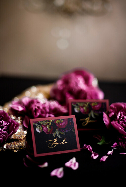 PLACE CARDS / TABLE CARDS Luxury Premium Glitter/ Gold/ Silver/ Rose Gold Unique Black Wedding Place Cards, Maroon Card with Gold Lettering, Elegant Dark Floral Wedding Name Tags with Peony Graphic, Custom Gold Wording Escort Cards