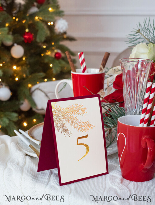 TABLE DECOR SIGNS Glitzer Luxus Weihnachts Hochzeits Tischnummer, glamouröse goldene Glanz Tischkarte, elegante Kiefer Tischnummer mit Goldprägung, minimalistisches Winterthema burgunderrote Tischnummern