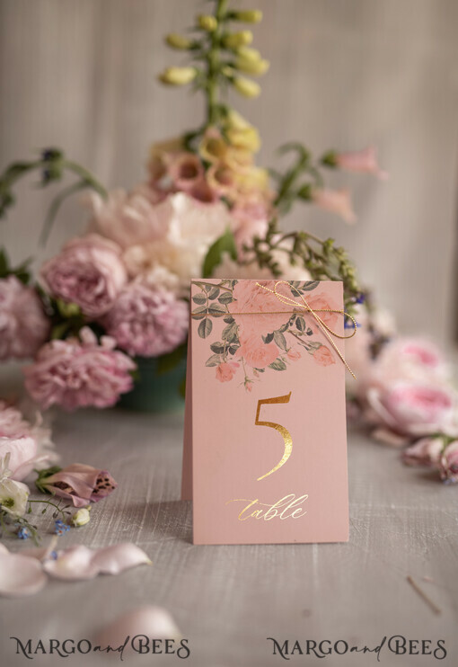 TABLE DECOR SIGNS Glitzer Blush Pink Rose Hochzeits Tischnummern, Goldfolie Hochzeits Zelt Tischkarten, elegante Rosen Tischdekoration und goldenes Zwirn, Glamour Hochzeitsstationery, bearbeitbarer Text