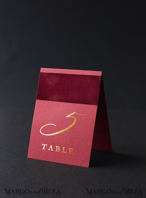 TABLE DECOR SIGNS glitter Elegant Burgundy Wedding Table Numbers, Glamour Gold Foil Print Table Numbers With Velvet, Luxury Modern Wedding Table Décor, Marsala Velvet Wedding Table Cards