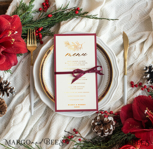 MENU & PROGRAMS Glitzer/ Luxus Premium Luxus Weihnachtshochzeitsmenü, Glamour Golden Shine Menü, Elegantes Tannennadel Hochzeitsmenü mit Goldfolie und rotem Band, Minimalistisches Winter-Elfenbein und Burgunder Menü