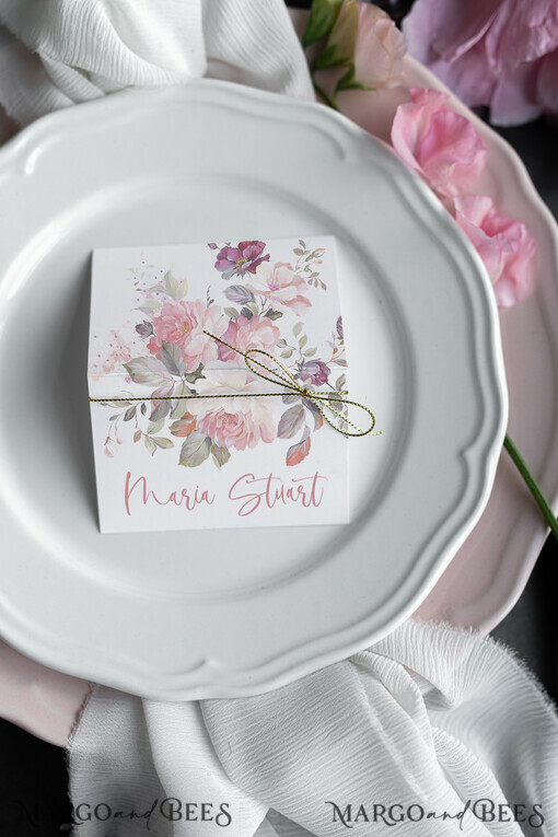 PLACE CARDS / TABLE CARDS Romantisches Boho/ Botanisch/ Floral Weiße Blumenplatzkarte mit goldener Schnur, Hochzeitsplatzkarten mit rosa Blumen, romantische Namensschilder, elegante Tischdekoration für die Hochzeit, modernes botanisches Tischnamensschild.