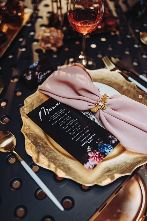 MENU & PROGRAMS romantisch Minimalistisches schwarzes Hochzeitsmenü, individuelles bohemian Empfangs-Dinner-Menü, romantisches florales Menü, elegantes schwarzes Hochzeitsmenü, schwarz-weißes Menü, modernes schwarzes Menü.