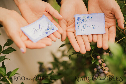 PLACE CARDS / TABLE CARDS Kalligraphie Romantische Bogenrand-Blaubeer-Hochzeitsplatzkarten, elegante lila Hochzeitsnamensschilder für Ihre Hochzeitstische, moderne florale Grafikplatzkarten, editierbarer Text.