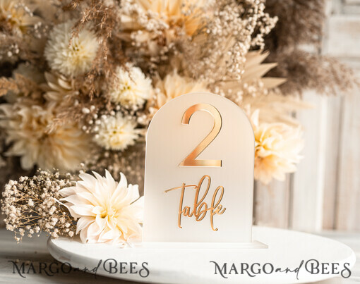 TABLE DECOR SIGNS Acryl Tischdekoration Zahlen Acryl Bogen Tischnummern, Gefrorene Acryl- und Goldschilder, Gold Plexi Tischnummern, Luxuriöse Hochzeits Tischdekoration, Hochzeitsbeschilderung 3D Goldener Spiegel Tischnummern