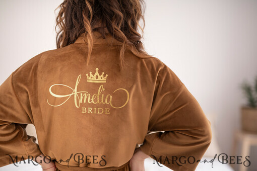 NEWLY WEDS COUPLE GIFTS Brautgeschenke Karamellbeige Hochzeitsrobe für die Braut mit goldfarbener Schriftzug, luxuriöse kupferne Hochzeitsrobe für die Braut.