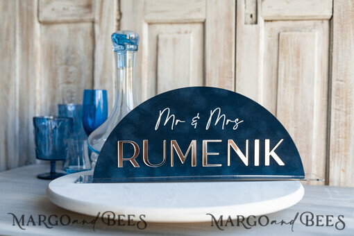 TABLE DECOR SIGNS Samt Tischnummern und Dekoration Silberne Acryl-Top-Tisch Mr und Mrs-Schilder mit Ständer, dunkelblaue Samt-Silber-Spiegel-Tischschilder, marineblaue Silber-Plexiglas-Top-Tisch Mr und Mrs-Schilder, luxuriöse Hochzeits-Tischdekorationen Tischmittelstücke.