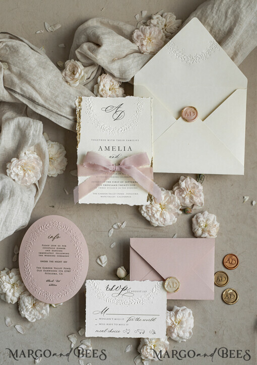 WEDDING INVITATIONS geprägte Einladungen Feine Kunst geprägt Blind Elfenbein Gold Hochzeitseinladung, goldenes reliefiertes Blumen-Hochzeitseinladung, Boho Ecru reliefierte Einladungsgarnitur, Baumwollpapier Hochzeitseinladungsgarnitur mit Spiegelherz