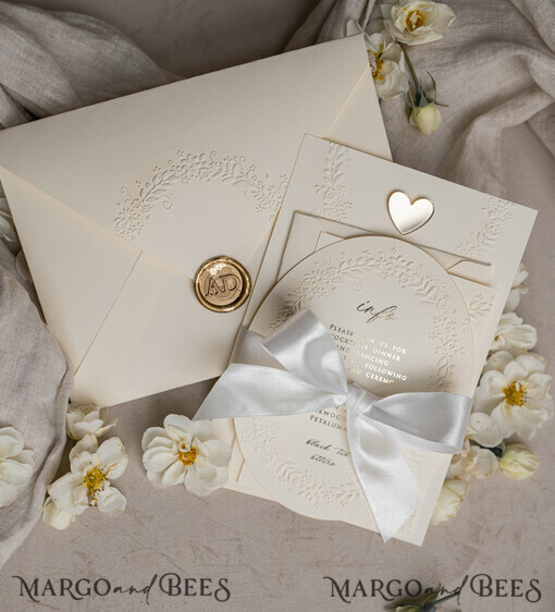 WEDDING INVITATIONS geprägte Einladungen Feine Kunst geprägte blindes Elfenbein Gold Hochzeitskarte, goldene geprägte Rosen florale Hochzeitskarte, Boho Ecru geprägte Einladungskarte, Baumwollpapier Hochzeitskarte, mit zackigen Rändern Einladungen, abgerissene Ränder Hochzeitskarten gold.