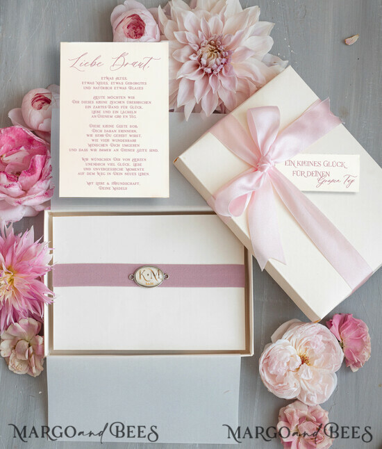 BRIDE bolero, robes, garter Geschenkidee für die Braut Strumpfband Rosa Strumpfband mit den Initialen des Brautpaares und dem Hochzeitsdatum in Geschenkbox – Überraschung vom Junggesellinnenabschied 01/TSrosa/podDE