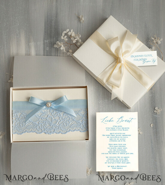 BRIDE bolero, robes, garter Geschenkidee für die Braut Strumpfband Romantisches Strumpfband in Hellblau mit Spitze, Perlenbrosche und Grußkarte in Geschenkbox 25/TSblau/podDE