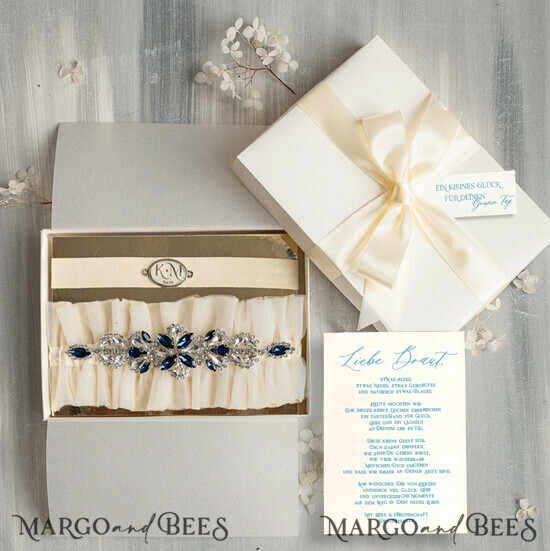 BRIDE bolero, robes, garter Geschenkidee für die Braut Strumpfband Luxuriöses Strumpfband-Set für die Braut – mit blauen Kristallen, Initialenband und Grußkarte in Geschenkbox 29/TSblau/podDE