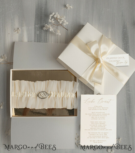 BRIDE bolero, robes, garter Geschenkidee für die Braut Strumpfband Strumpfband mit den Individualen des Brautpaares und dem Hochzeitsdatum in Geschenkbox – Überraschung vom Junggesellinnenabschied 05/TSecru/podDE