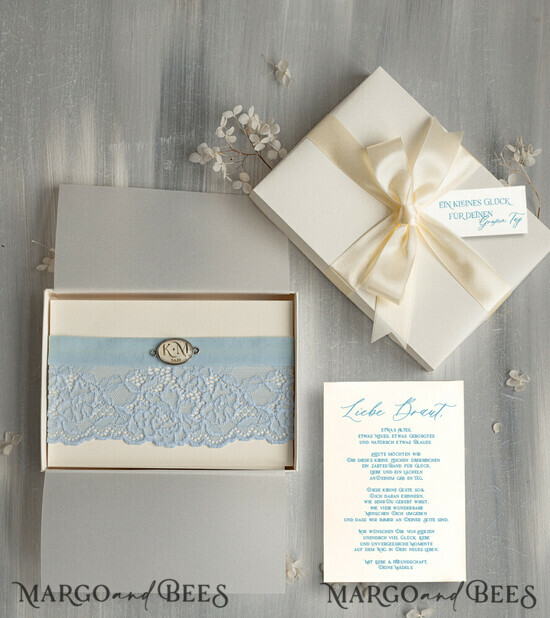 BRIDE bolero, robes, garter Geschenkidee für die Braut Strumpfband Romantisches hellblaues Spitzenstrumpfband mit Personalisierung und Grußkarte in einer Geschenkbox 19/TSblau/podDE