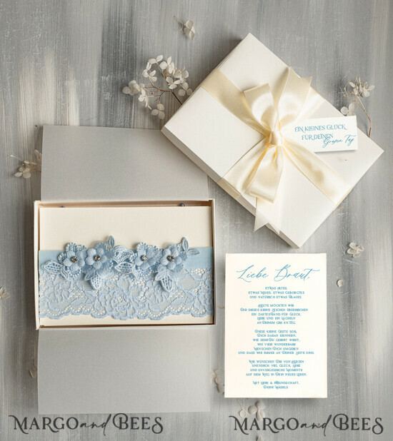 BRIDE bolero, robes, garter Geschenkidee für die Braut Strumpfband Romantisches Strumpfband in Hellblau mit Spitze, Perlenbrosche und Grußkarte in Geschenkbox 17/TSblau/podDE