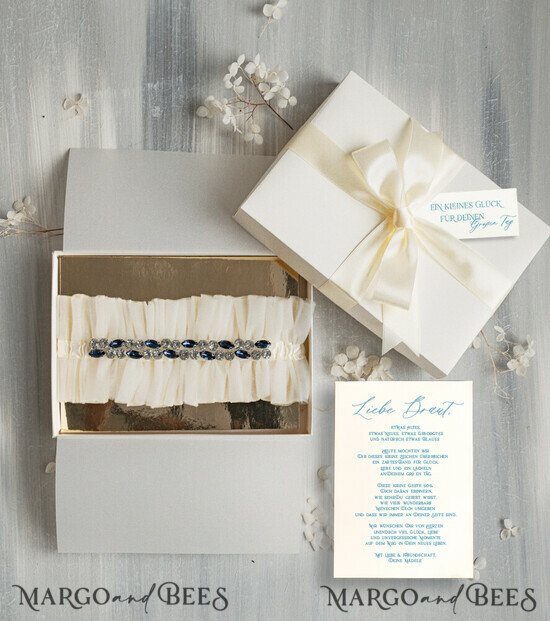 BRIDE bolero, robes, garter Geschenkidee für die Braut Strumpfband Elegantes Strumpfband für die Braut – Geschenkbox mit „Etwas Blauem“ und Grußkarte 05/TSblau/podDE