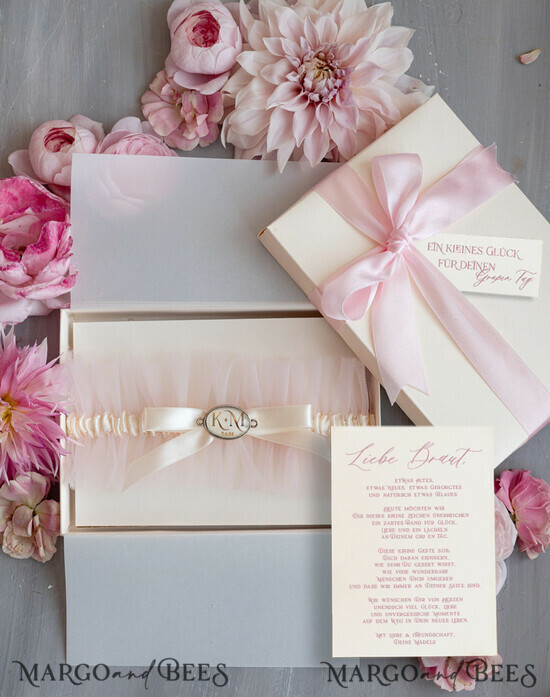BRIDE bolero, robes, garter Geschenkidee für die Braut Strumpfband Rosa Tüll-Strumpfband mit den Initialen des Brautpaares und dem Hochzeitsdatum in Geschenkbox – Überraschung vom Junggesellinnenabschied 14/TSrosa/podDE