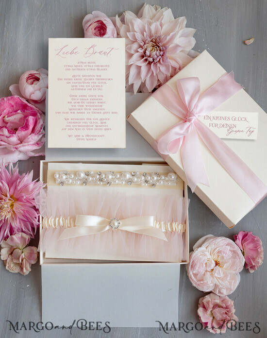 BRIDE bolero, robes, garter Geschenkidee für die Braut Strumpfband Zartes Strumpfband in Blush mit Perlenstein – Geschenkset mit Karte – „Etwas Blaues“ zur Hochzeit 18/TSrosa/podDE
