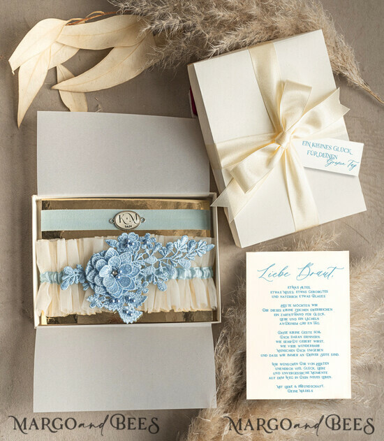 BRIDE bolero, robes, garter Geschenkidee für die Braut Strumpfband Elegantes Braut-Strumpfband-Set mit blauer Spitze, Initialenband und Grußkarte in Geschenkbox 11/TSblau/podDE