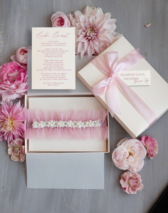 BRIDE bolero, robes, garter Geschenkidee für die Braut Strumpfband Tüll-Strumpfband mit Perlen in Geschenkbox – Überraschung vom Junggesellinnenabschied 02/TSrosa/podDE