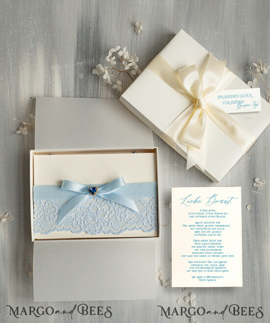 BRIDE bolero, robes, garter Geschenkidee für die Braut Strumpfband Romantisches Strumpfband in Hellblau mit Spitze, Perlenbrosche und Grußkarte in Geschenkbox 18/TSblau/podDE