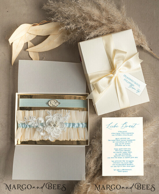 BRIDE bolero, robes, garter Geschenkidee für die Braut Strumpfband Elegantes Braut-Strumpfband-Set mit blauer Spitze, Initialenband und Grußkarte in Geschenkbox 10/TSblau/podDE