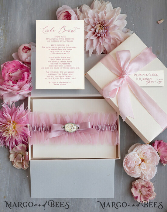 BRIDE bolero, robes, garter Geschenkidee für die Braut Strumpfband Rosa Tüll-Strumpfband mit den Initialen des Brautpaares und dem Hochzeitsdatum in Geschenkbox – Überraschung vom Junggesellinnenabschied 03/TSrosa/podDE