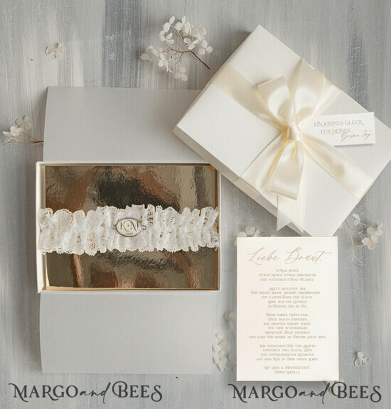 BRIDE bolero, robes, garter Geschenkidee für die Braut Strumpfband Strumpfband mit den Individualen des Brautpaares und dem Hochzeitsdatum in Geschenkbox – Überraschung vom Junggesellinnenabschied 01/TSecru/podDE