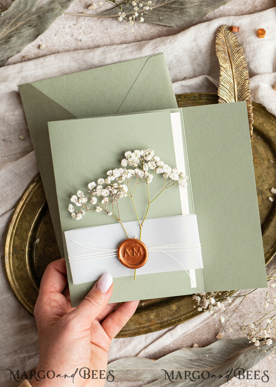 HOCHZEITS EINLADUNGEN rustikal / Landhausstil / Shabby Chic Salbeigrüne Hochzeits-Einladungskarte Set Natürliche Baby-Atemblumen Hochzeits-Einladungen Suite Moderne Boho-Hochzeitskarten Gartenhochzeit