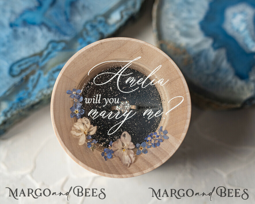 RINGTRÄGERBOXEN & KISSEN Epoxidharz Trauringe Box Luxuriöse Harz-Hochzeitsring-Box, minimalistische gravierte echte Blumenring-Box, personalisierte Epoxid-Box mit nude Samt, rustikale maßgeschneiderte Ring-Box.
