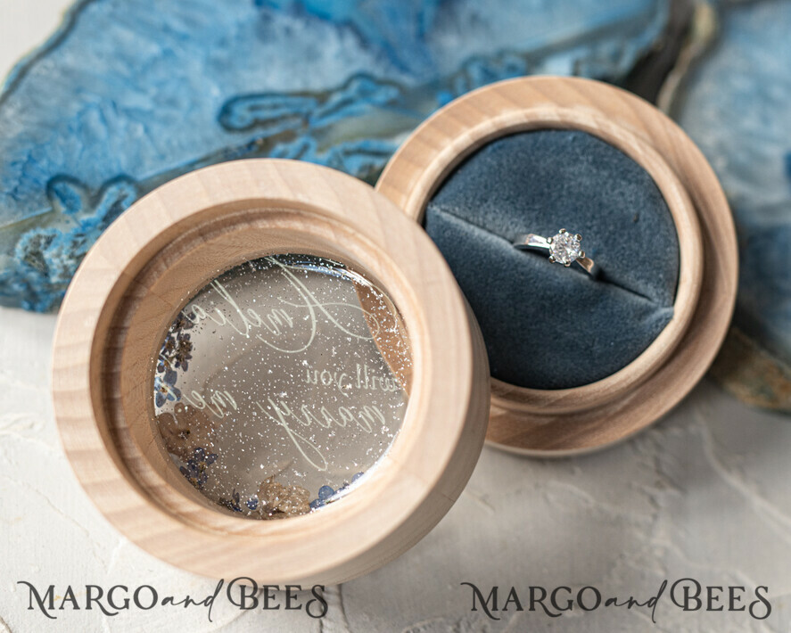 RINGTRÄGERBOXEN & KISSEN Epoxidharz Trauringe Box Luxuriöse Harz-Hochzeitsring-Box, minimalistische gravierte echte Blumenring-Box, personalisierte Epoxid-Box mit nude Samt, rustikale maßgeschneiderte Ring-Box.