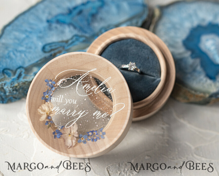 RINGTRÄGERBOXEN & KISSEN Epoxidharz Trauringe Box Luxuriöse Harz-Hochzeitsring-Box, minimalistische gravierte echte Blumenring-Box, personalisierte Epoxid-Box mit nude Samt, rustikale maßgeschneiderte Ring-Box.