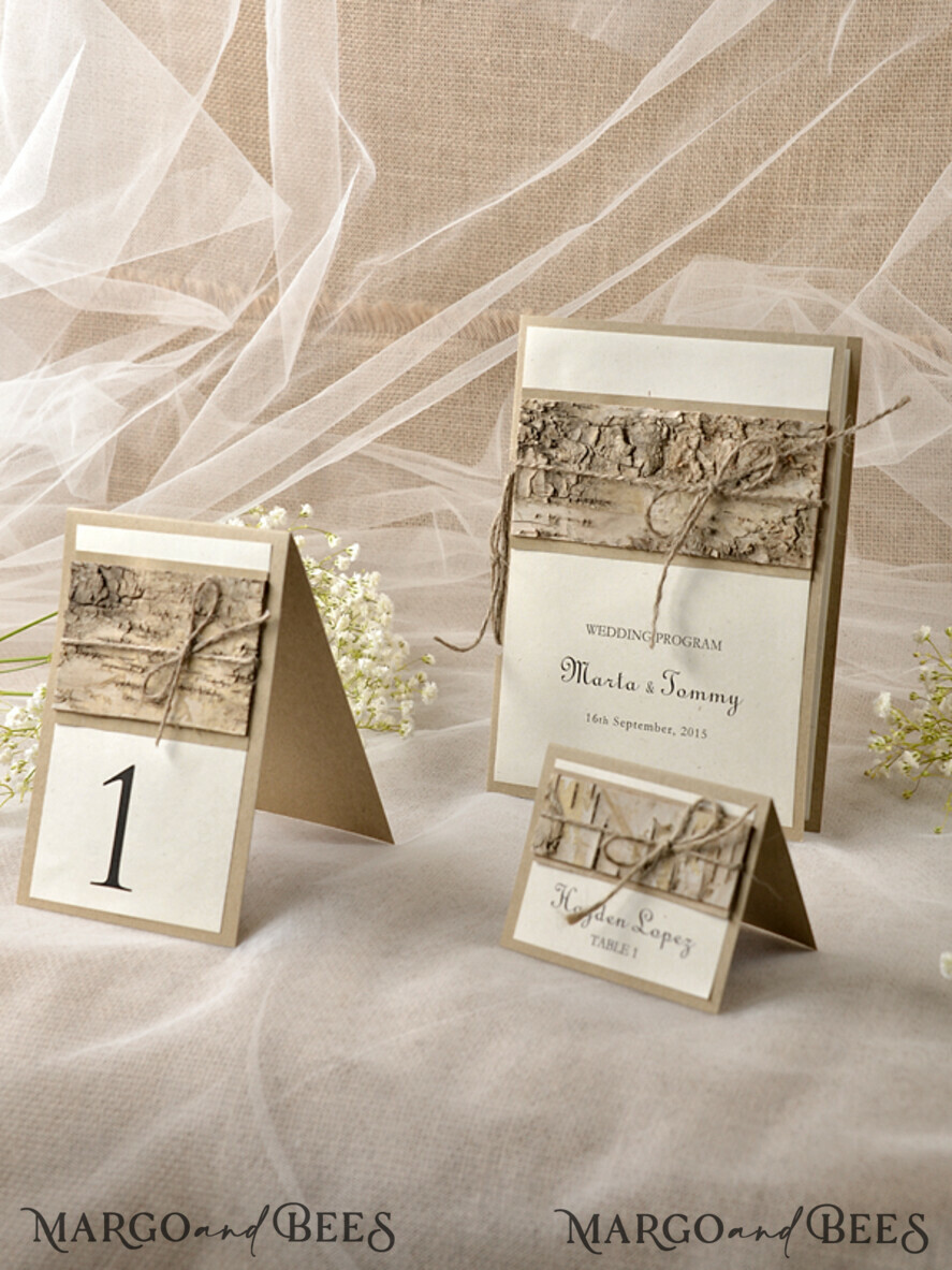 PLATZKARTEN / TISCHKARTEN
Rustikale Eco-Hochzeitsplatzkarten Minimalistische Ecru Hochzeitstischkarten mit Jutetwine und Holzdekor, rustikale Eco Hochzeitstischkarten, Hochzeit Namensschilder mit Rinde-Dekor, bearbeitbarer Text
