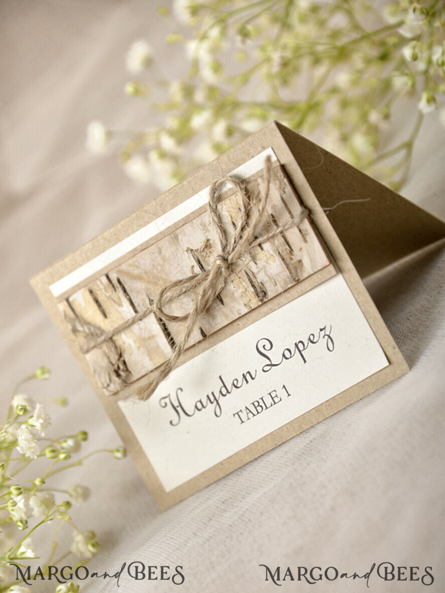 PLATZKARTEN / TISCHKARTEN
Rustikale Eco-Hochzeitsplatzkarten Minimalistische Ecru Hochzeitstischkarten mit Jutetwine und Holzdekor, rustikale Eco Hochzeitstischkarten, Hochzeit Namensschilder mit Rinde-Dekor, bearbeitbarer Text