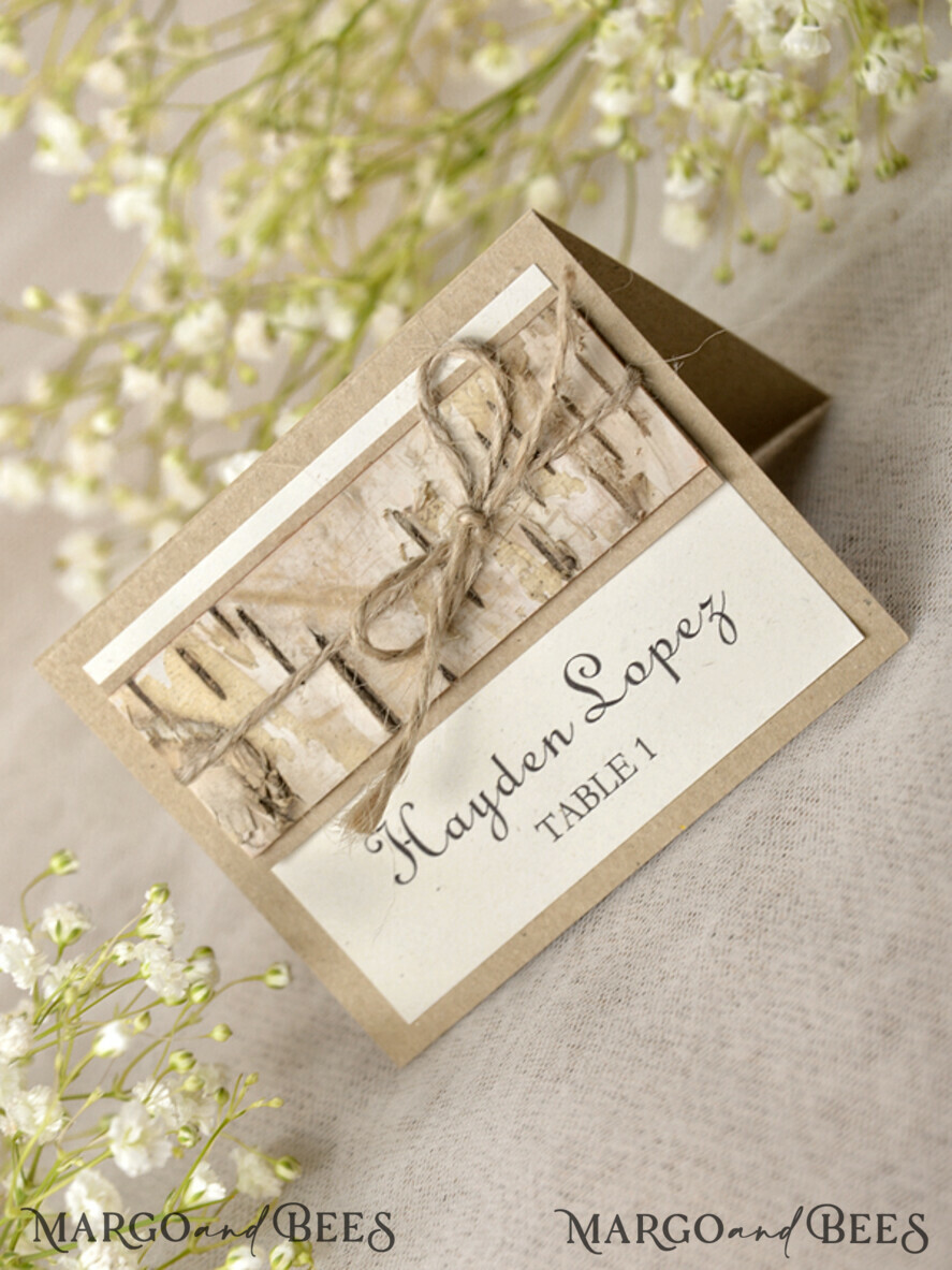 PLATZKARTEN / TISCHKARTEN
Rustikale Eco-Hochzeitsplatzkarten Minimalistische Ecru Hochzeitstischkarten mit Jutetwine und Holzdekor, rustikale Eco Hochzeitstischkarten, Hochzeit Namensschilder mit Rinde-Dekor, bearbeitbarer Text