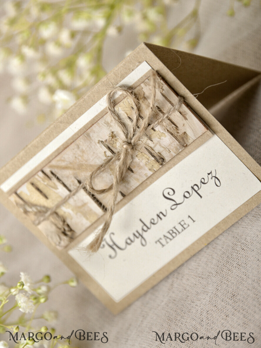 PLATZKARTEN / TISCHKARTEN
Rustikale Eco-Hochzeitsplatzkarten Minimalistische Ecru Hochzeitstischkarten mit Jutetwine und Holzdekor, rustikale Eco Hochzeitstischkarten, Hochzeit Namensschilder mit Rinde-Dekor, bearbeitbarer Text