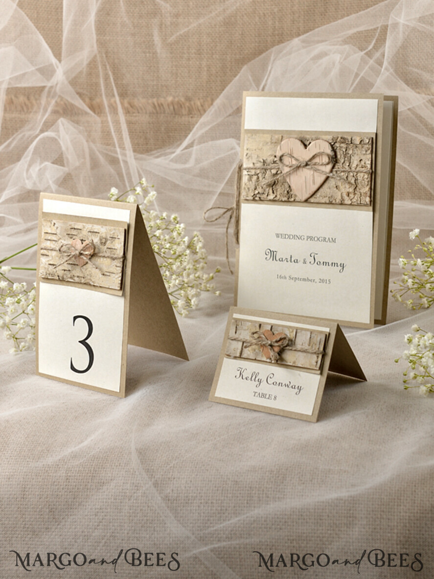 PLATZKARTEN / TISCHKARTEN
Rustikale Eco-Hochzeitsplatzkarten Romantische Eco-Hochzeit Platzkarten mit Rinde und Juteschnur, braune und elfenbeinfarbene Namensschilder mit Holzherz, rustikale Hochzeitsstationery, elegante Hochzeit Platzkarten