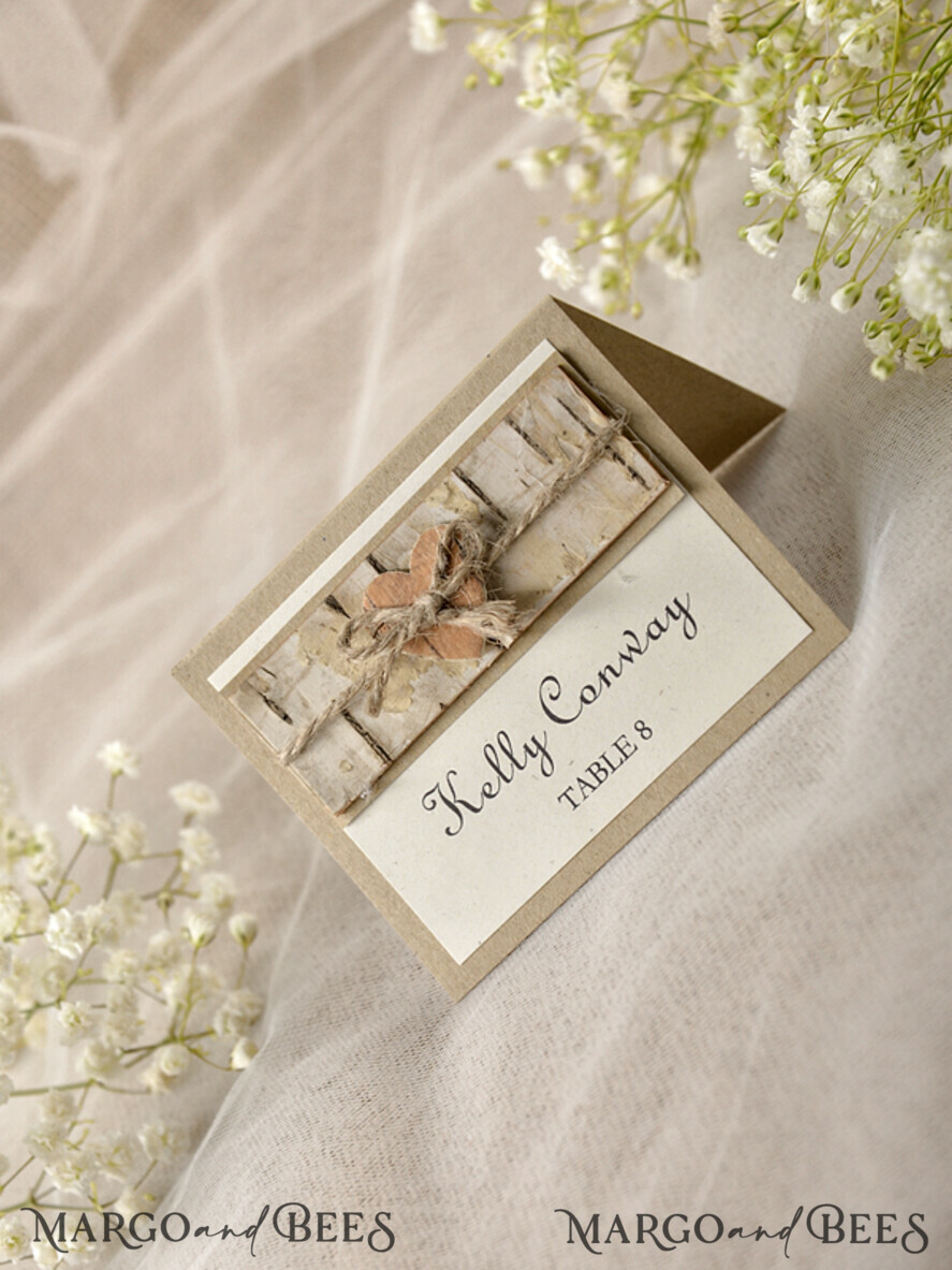 PLATZKARTEN / TISCHKARTEN
Rustikale Eco-Hochzeitsplatzkarten Romantische Eco-Hochzeit Platzkarten mit Rinde und Juteschnur, braune und elfenbeinfarbene Namensschilder mit Holzherz, rustikale Hochzeitsstationery, elegante Hochzeit Platzkarten