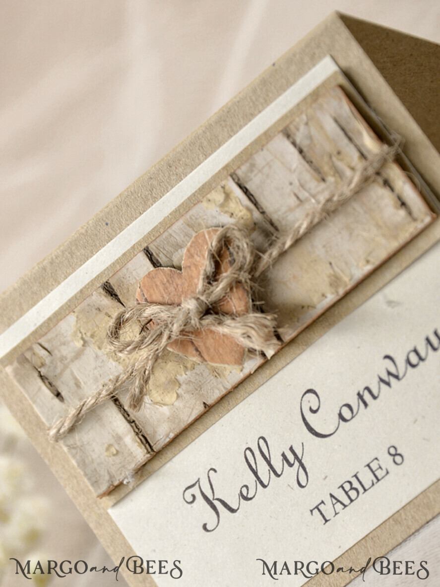 PLATZKARTEN / TISCHKARTEN
Rustikale Eco-Hochzeitsplatzkarten Romantische Eco-Hochzeit Platzkarten mit Rinde und Juteschnur, braune und elfenbeinfarbene Namensschilder mit Holzherz, rustikale Hochzeitsstationery, elegante Hochzeit Platzkarten